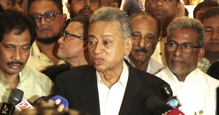 কথা বলছেন আমির খসরু